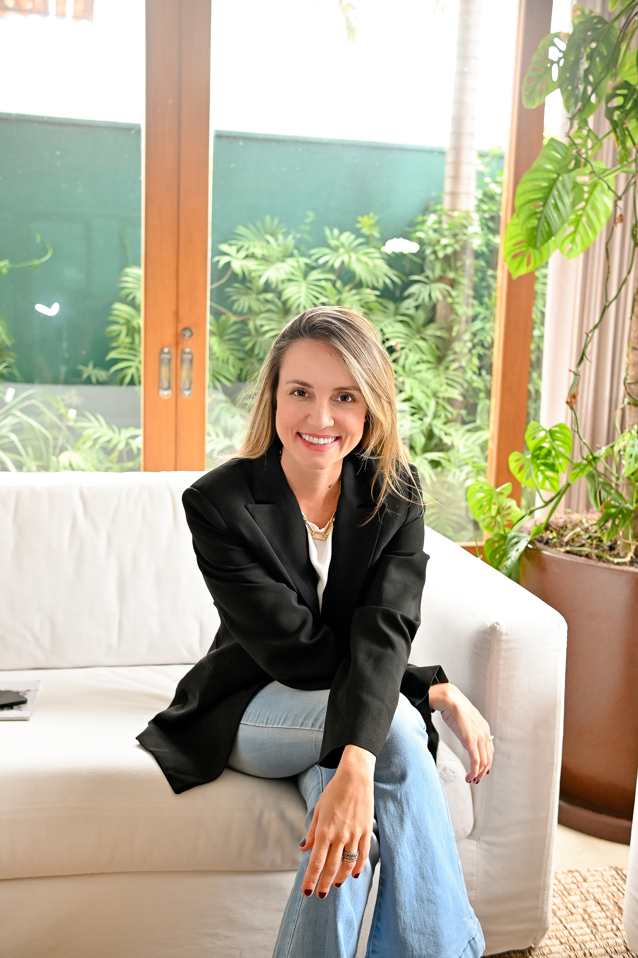 Marcela Lima — retrato editorial em ambiente com plantas